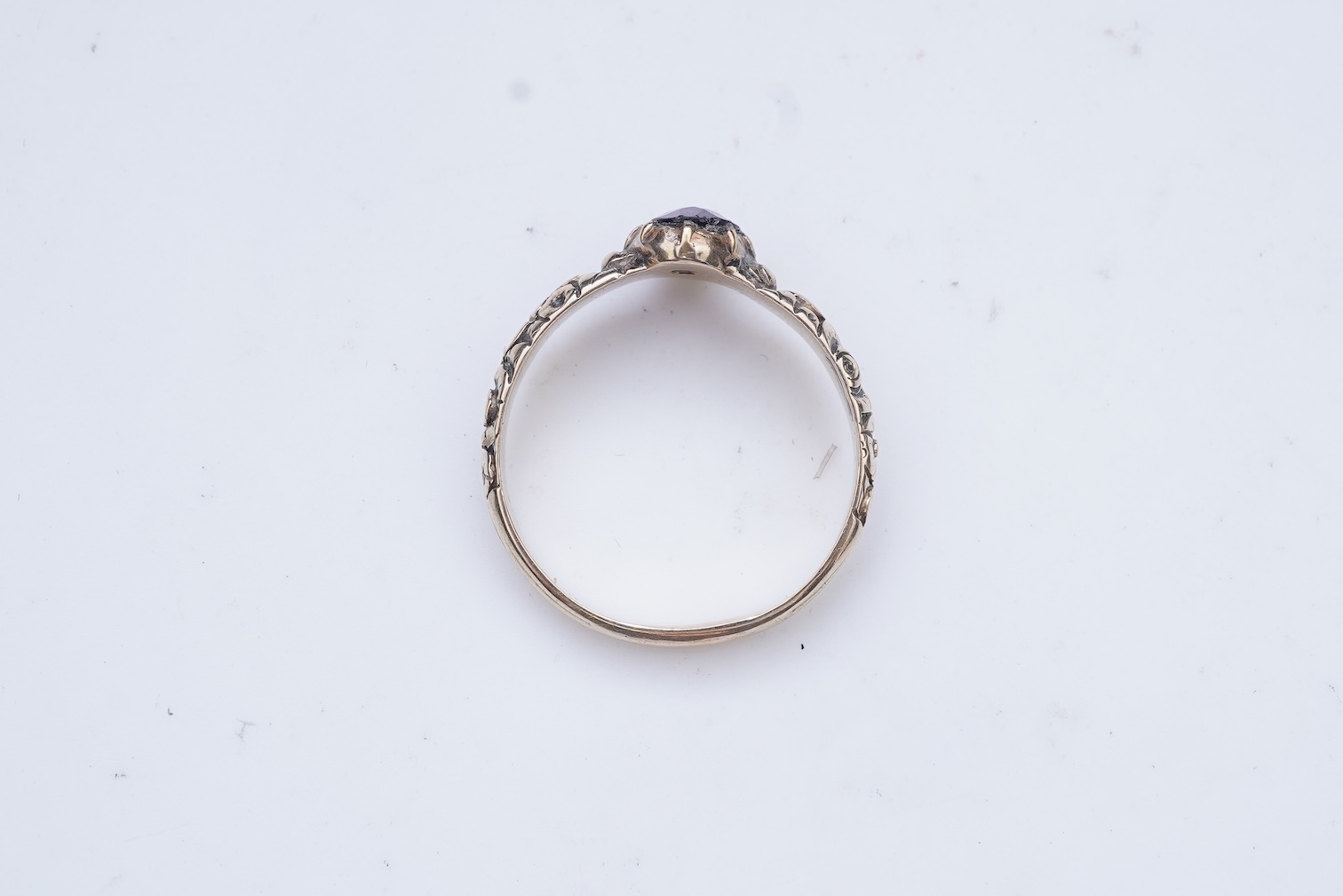 A garnet ring with carved floral gold band, 19th century